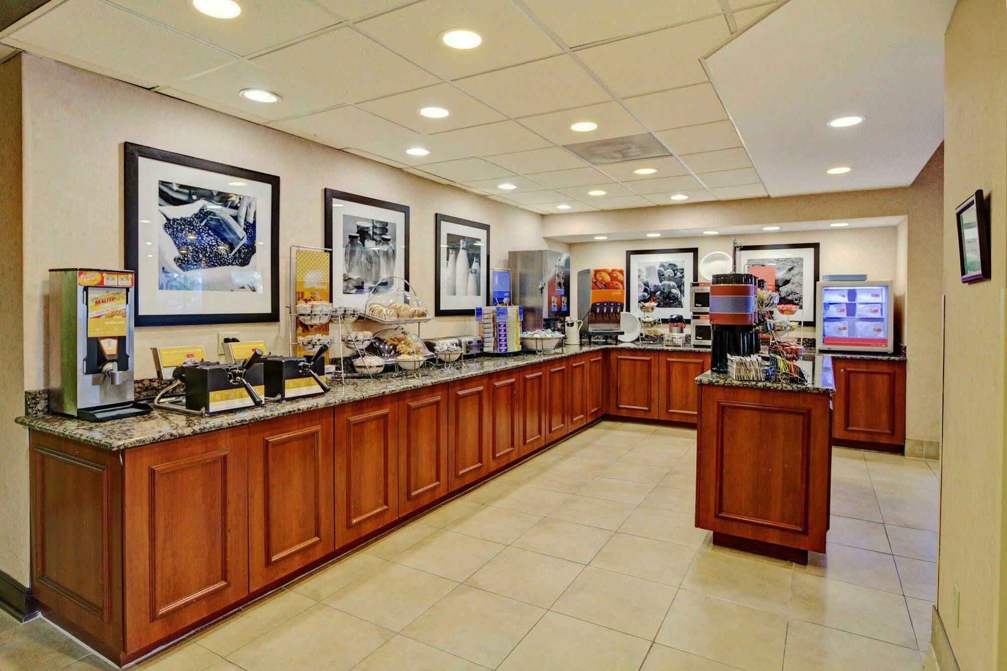 Hampton Inn Charlotte University Place Restoran gambar